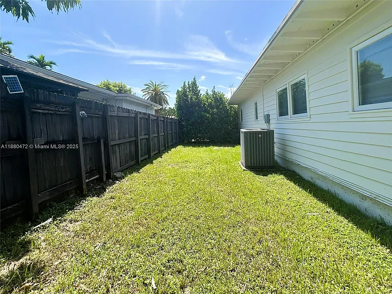 6395 SW 42nd Ter — Photo 21