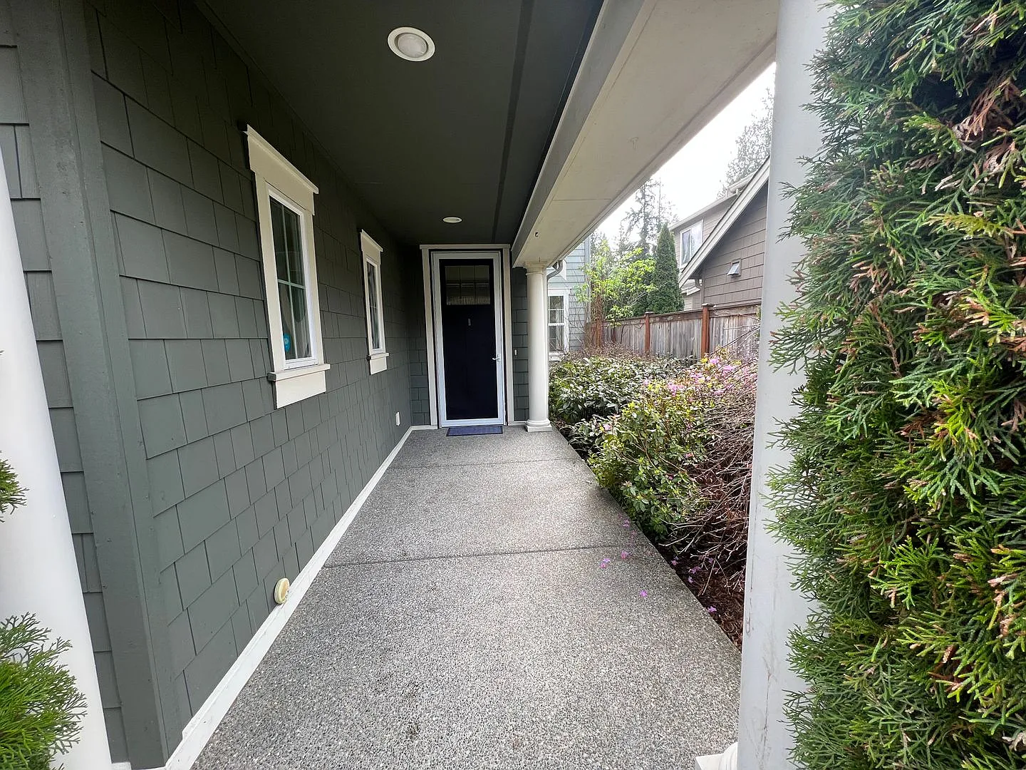 Spacious 5-Bed, 2.5-Bath Single-Family Home in Redmond — Photo 3