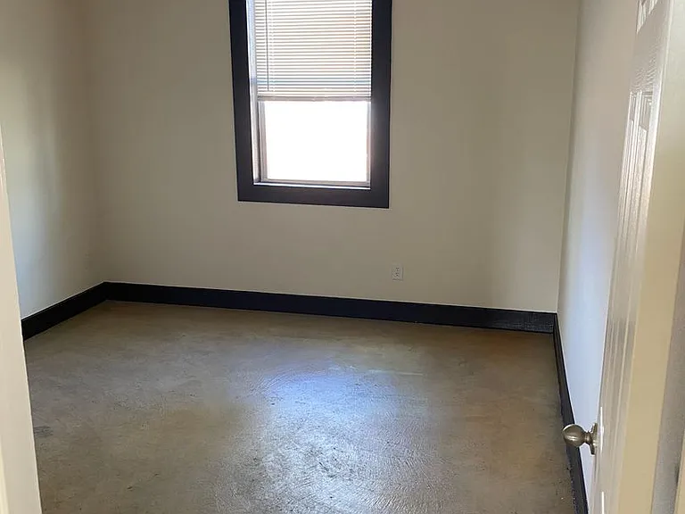 1051 Deer Ln — Photo 6