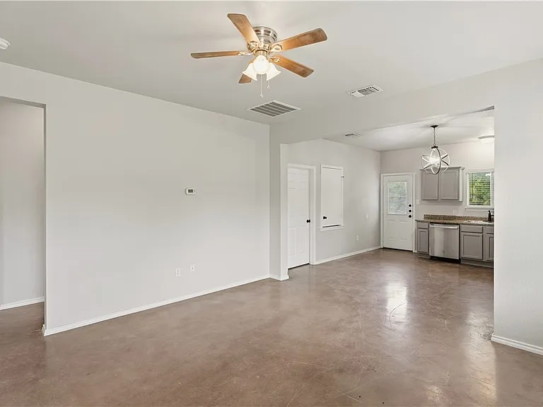 147 Rosedale Ave — Photo 9
