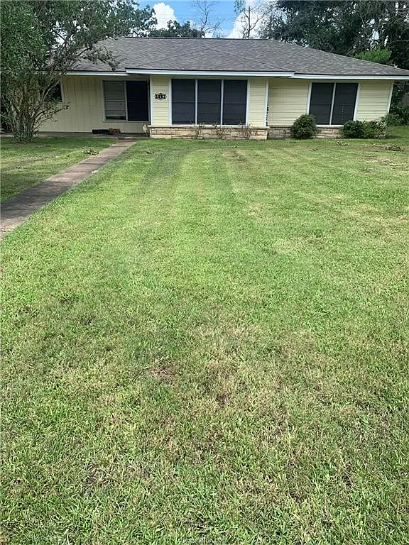 4 bed, 2.0 bath, 2064 sqft, $2,000 — Photo 1