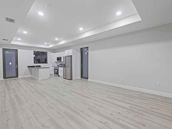 4th image of 950 Alcalde St E