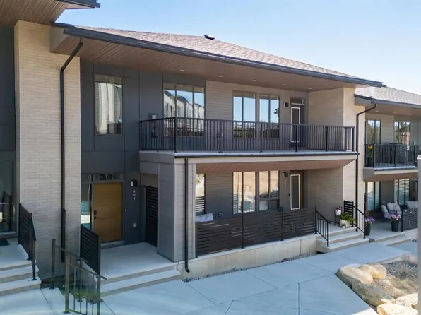 609 SW Sovereign Cmn SW, Calgary, AB T3C 3Y3