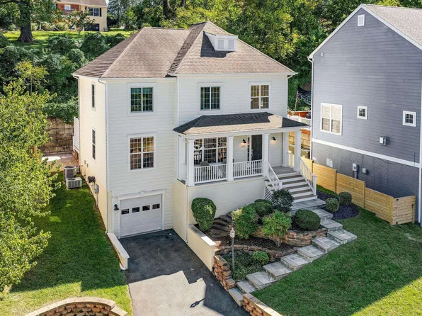 1102 Saint Charles Ct, Charlottesville, VA 22901