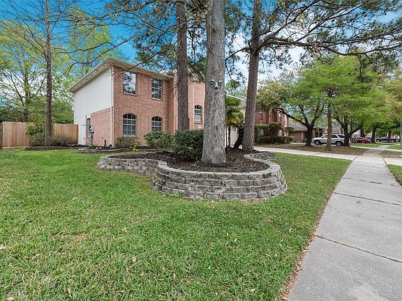 3rd image of 3811 Woodlace Dr