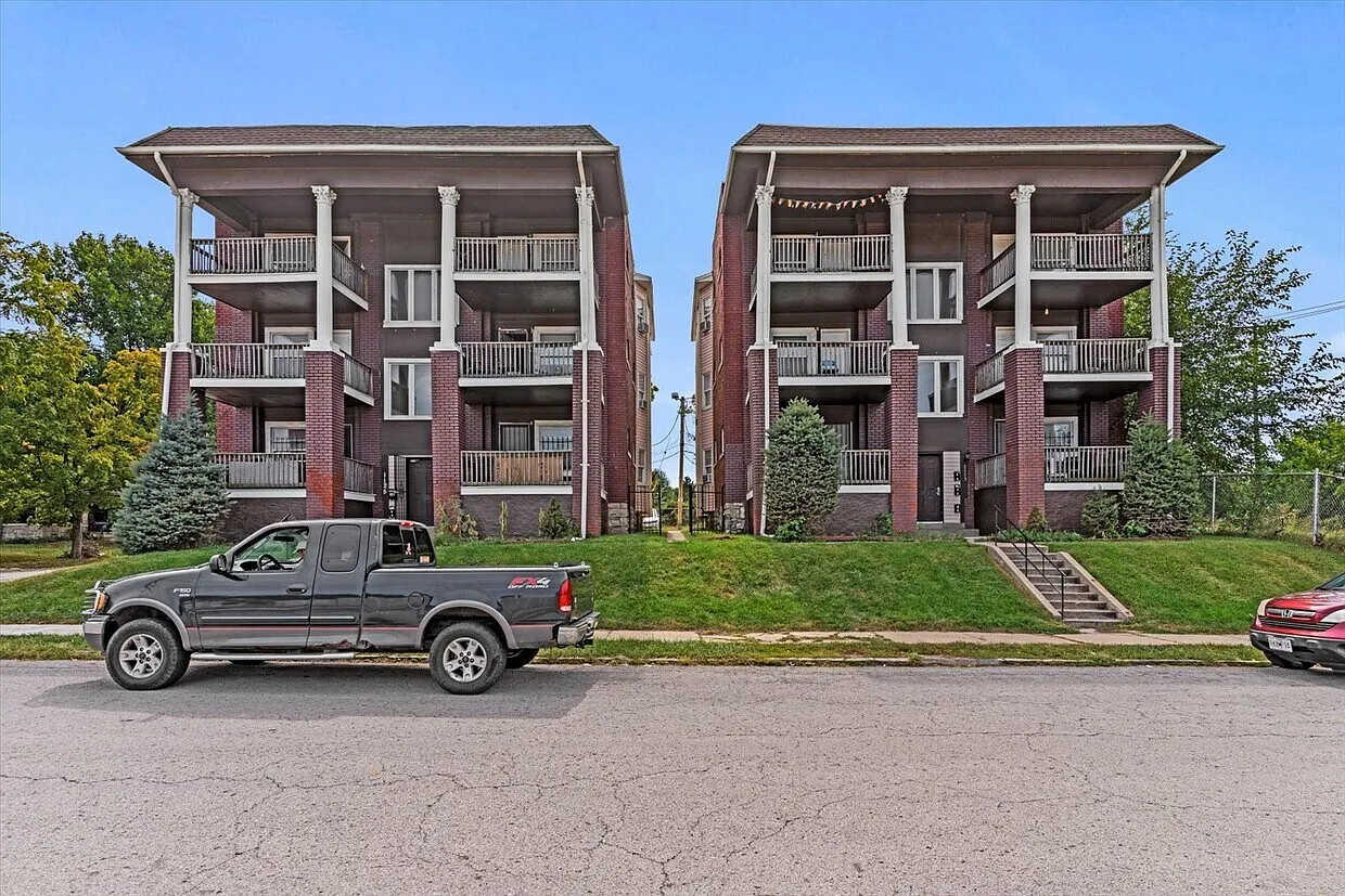 1121 E 28th Street Kansas City, MO 64109 — Photo 2
