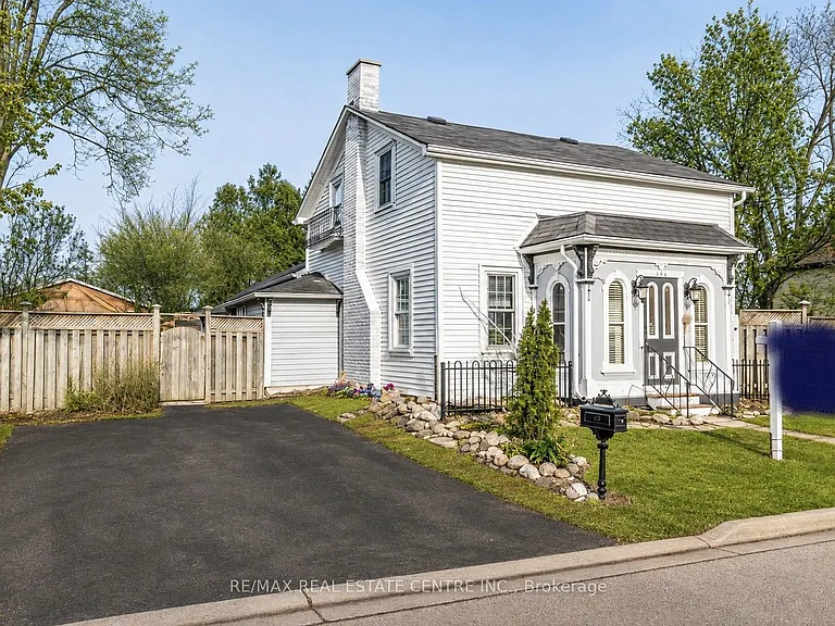 134 Kitchener Rd — Photo 1