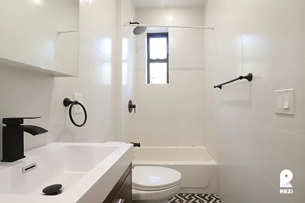 Rented by REZI | media 12