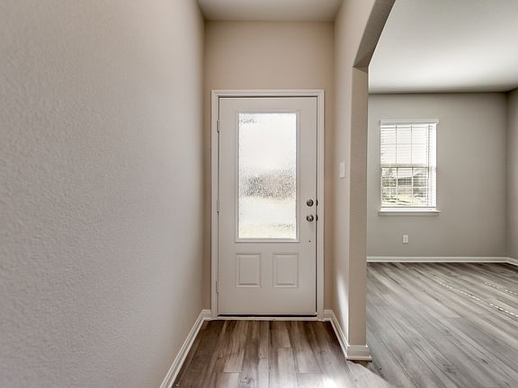 The entryway of the Maple showcases a 3 4 lite front door.