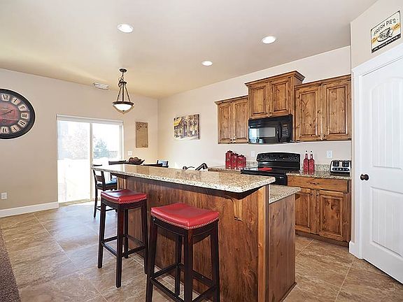 5th image of 221 E Baycrest Dr