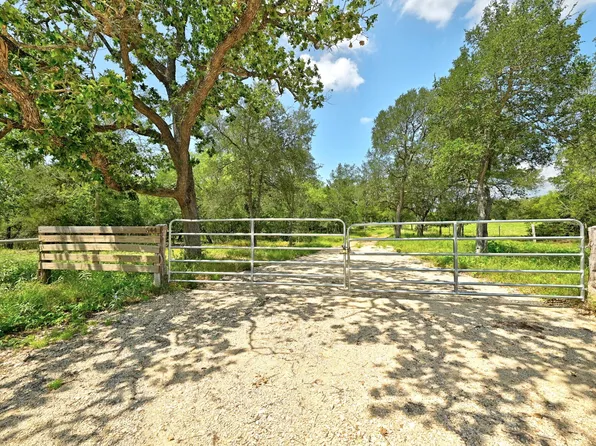 544 Coastal Ln, Luling, TX 78648