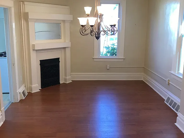 208 E Walnut St — Photo 9