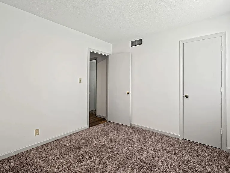 1304 Essex Ct — Photo 8