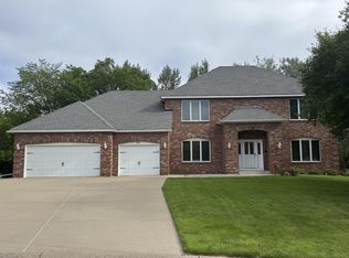 331 Ascot Ct, New Brighton, MN 55112