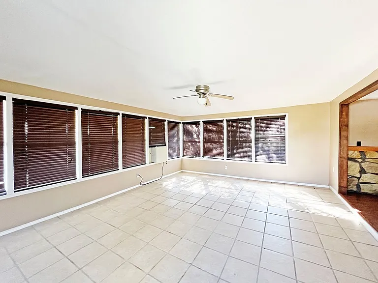 1102 W Brown St — Photo 13