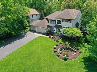 17199 Acorn Rdg, Eden Prairie, MN 55347