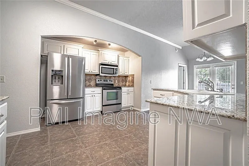 4 bed, 2.0 bath, 1741 sqft, $2,000 — Photo 4