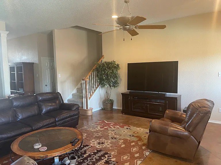 10717 Greenview Ct — Photo 3