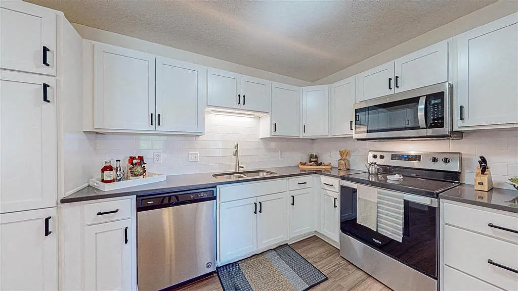 Creekside Apartments — Photo 3