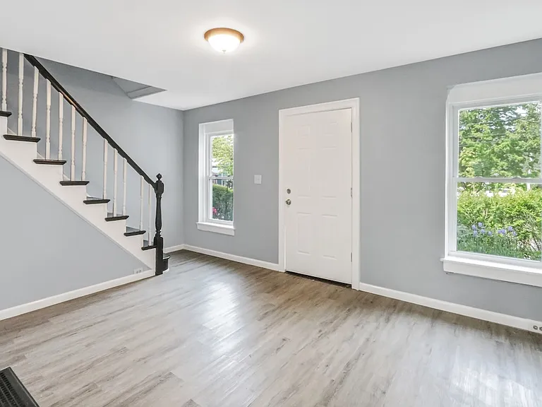 6 Bush Ave — Photo 8