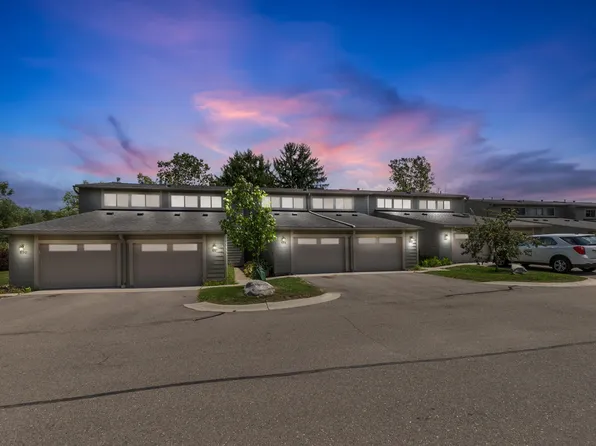 690 Peninsula Ct, Ann Arbor, MI 48105