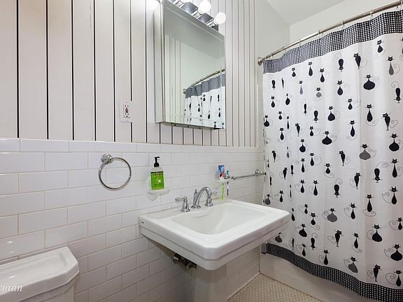 4th image of 300 W 109th St APT 5L