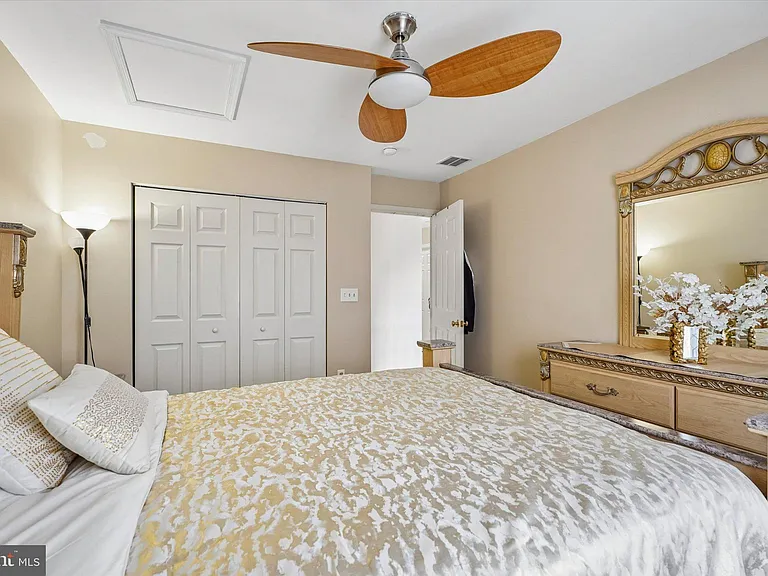 390 Auburn Ct — Photo 16