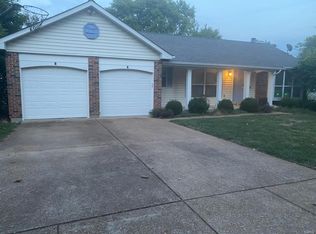 800 Dunraven Dr, Ballwin, MO 63021