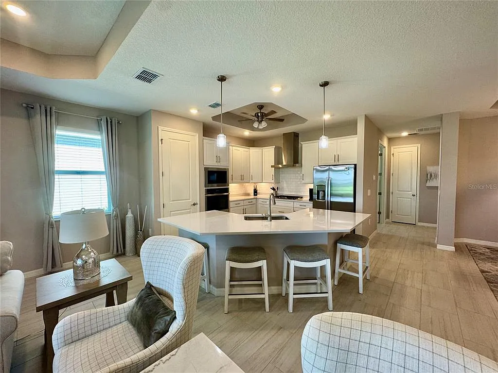 3 bed, 2.0 bath, 2246 sqft, $8,000 — Photo 3