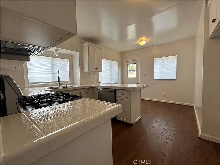 214 E Stocker St — Photo 24