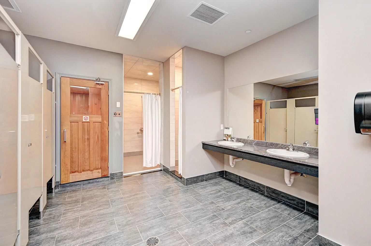 737 Ouellette Ave #821630 photo 1