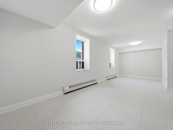 5th image of 91 Wentworth St S #2