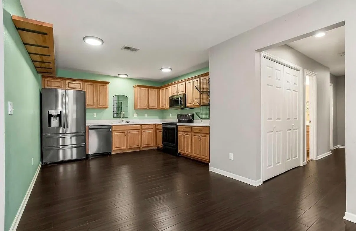 3 bed, 1250 sqft, $1,800 — Photo 1