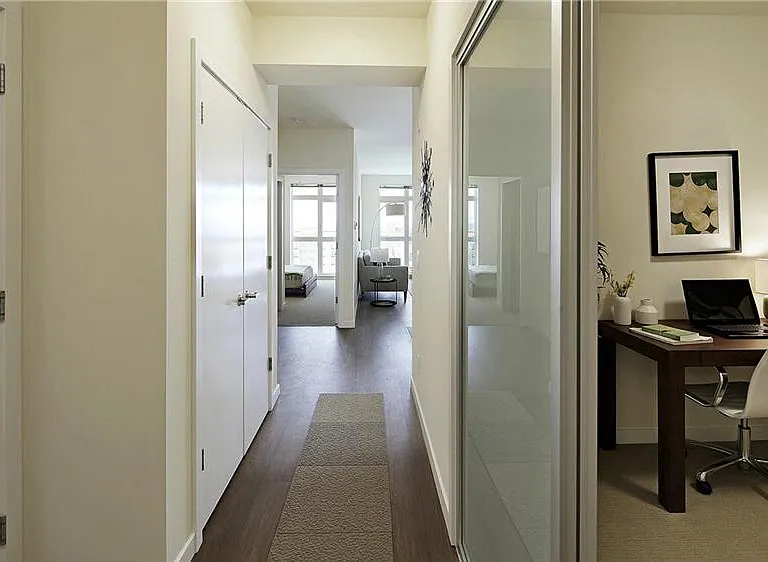 1 Bed + Alcove | Entry
