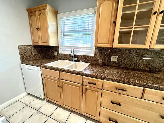 4th image of 2284 Williams St