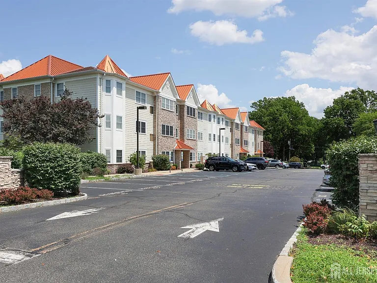 1400 Saint George Ave #303 — Photo 4