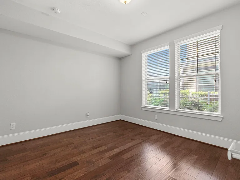 702 N Shepherd Dr — Photo 15