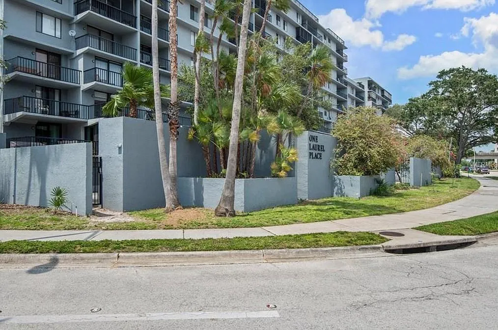 1 bed, 1.5 bath, 836 sqft, $2,100 — Photo 1