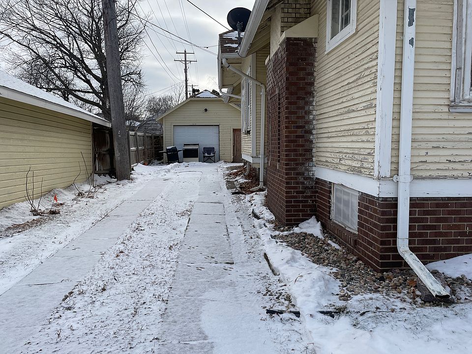 2nd image of 819 W 22nd St