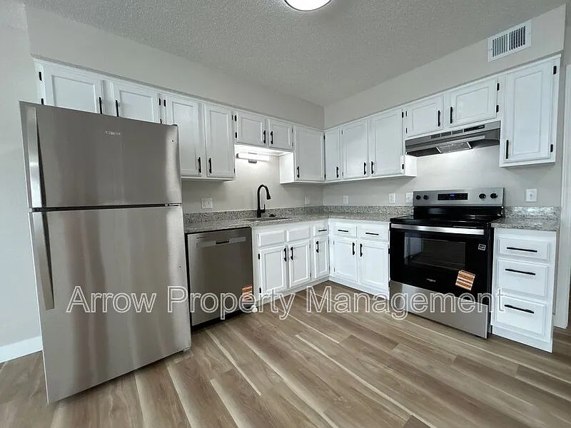 2 bed, 1.0 bath, $930 — Photo 4