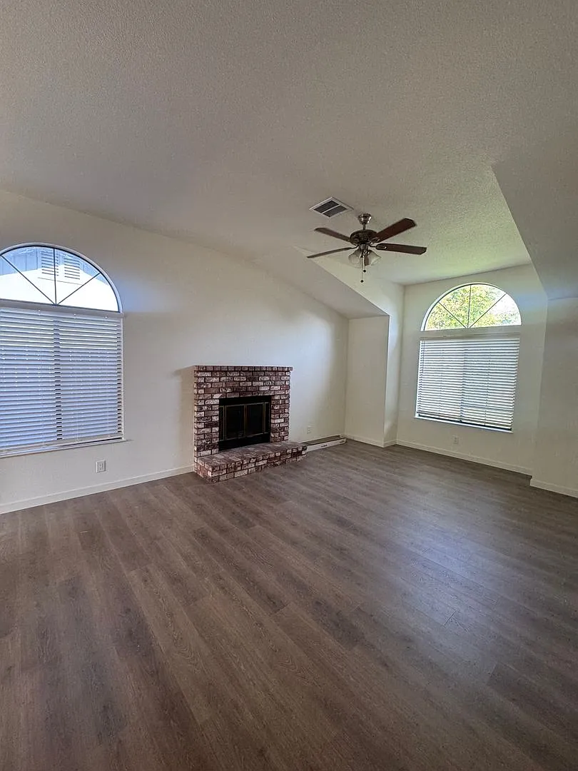 Spacious 4bed / 2bath House In Candlewood Subdivision Off Shasta View — Photo 4