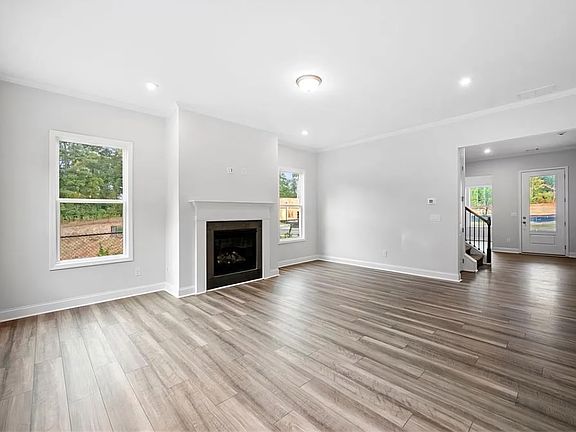 3rd image of 2535 Whistler Way NE