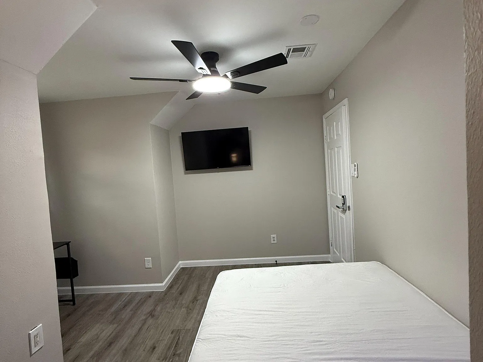4 bed, 4.0 bath, 1880 sqft, $767 — Photo 2