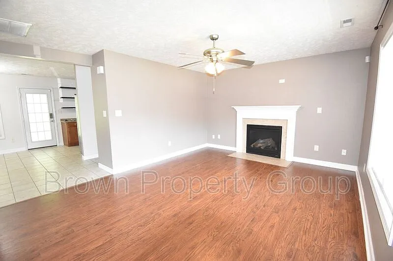 4 bed, 2.5 bath, 2150 sqft, $1,895 — Photo 3