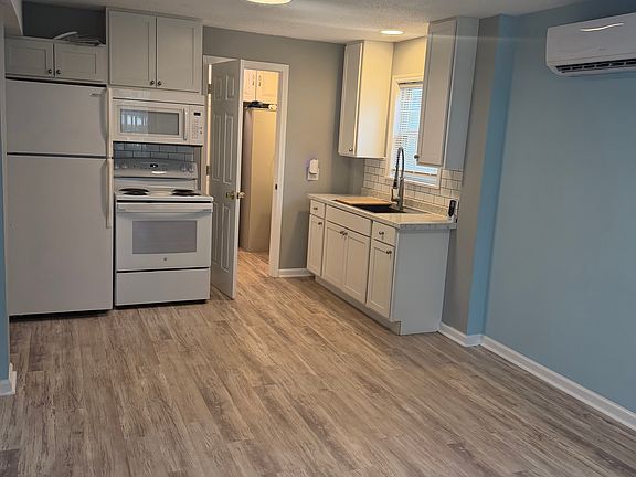 2nd image of 117 NE 51st St #B
