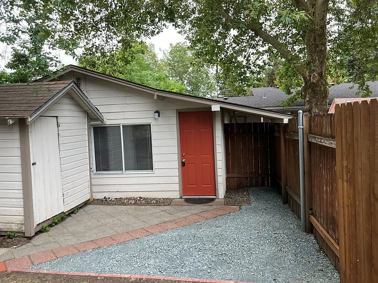 412 NW Manzanita Ave #A & B — Photo 1