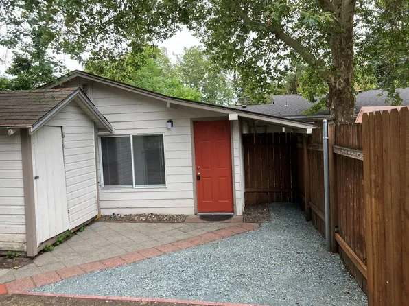 412 NW Manzanita Ave #A & B, Grants Pass, OR 97526