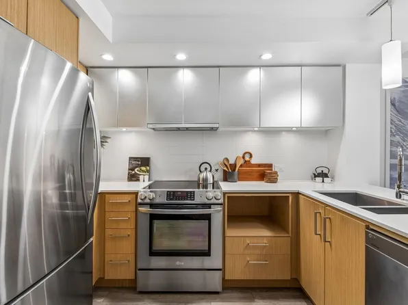 221 E 3rd St #211, North Vancouver, BC V7L 0C1