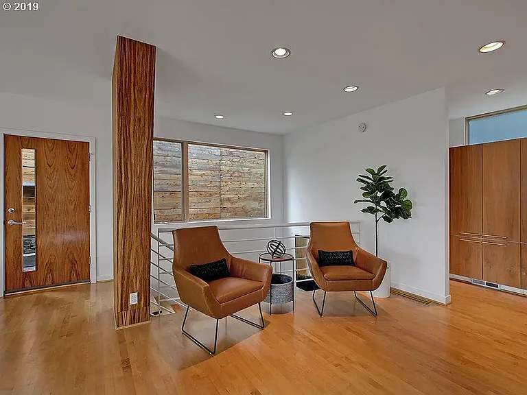 3915 SW View Point Ter — Photo 3