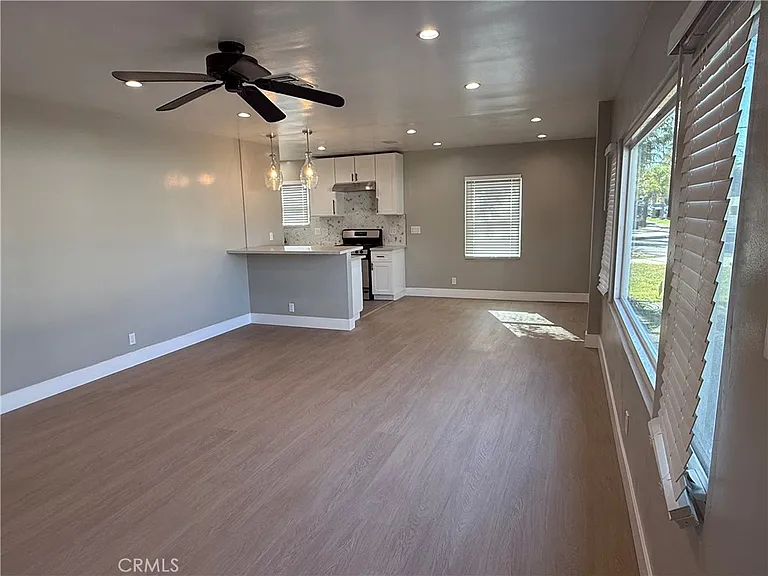 7358 Riverton Ave — Photo 4